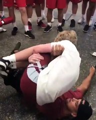 Il soulève son pote à bout d'1 bras !