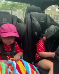 Une voiture sans toit sous la pluie... tout le monde est trempé !