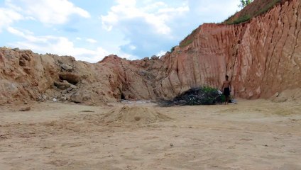 Atterrissage difficile d'un double saut acrobatique... la tête dans le sable !