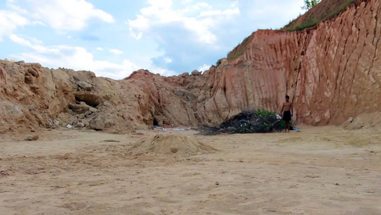Atterrissage difficile d'un double saut acrobatique... la tête dans le sable !