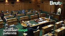 Quand le président du Parlement néo-zélandais s'occupe d'un bébé en plein débat