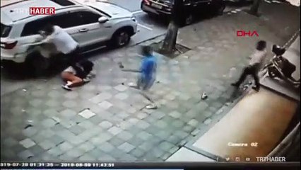 Çin'de boşanmak istemeyen adam karısına palayla saldırdı