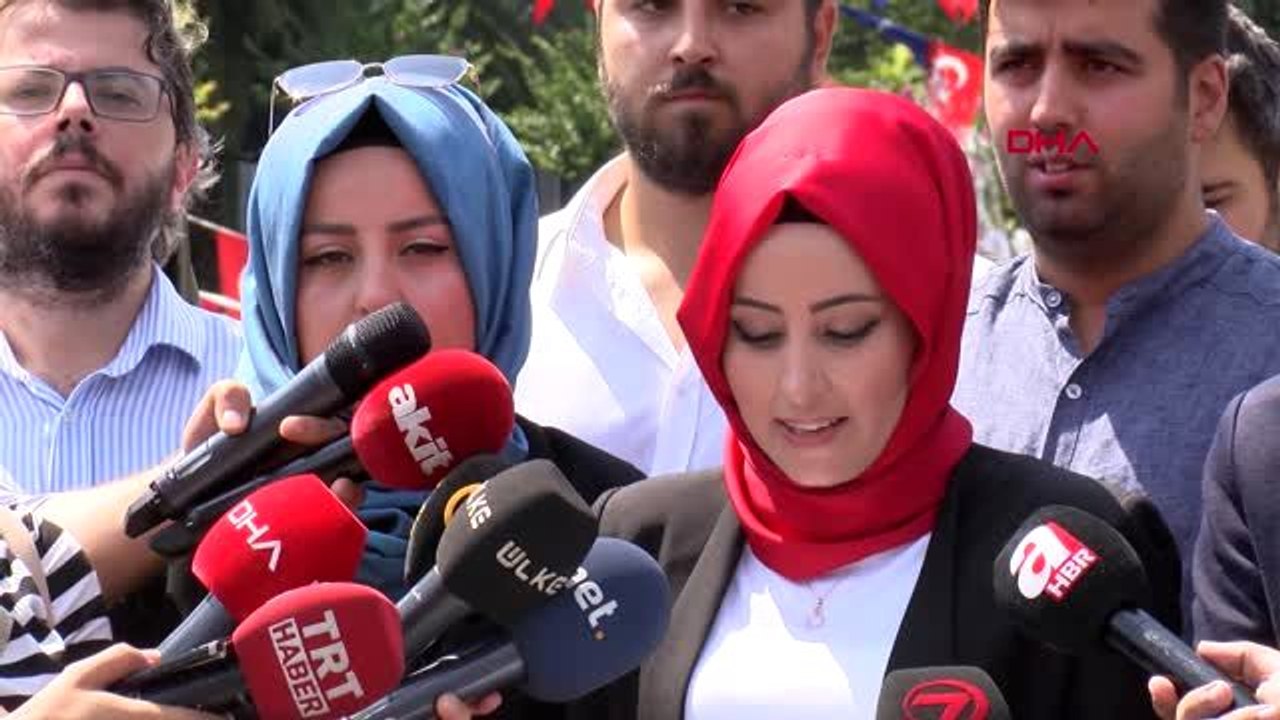İBB MEDYA AŞ'DEKİ GÖREVLERİNE SON VERİLENLER İBB ÖNÜNDE AÇIKLAMA YAPTI
