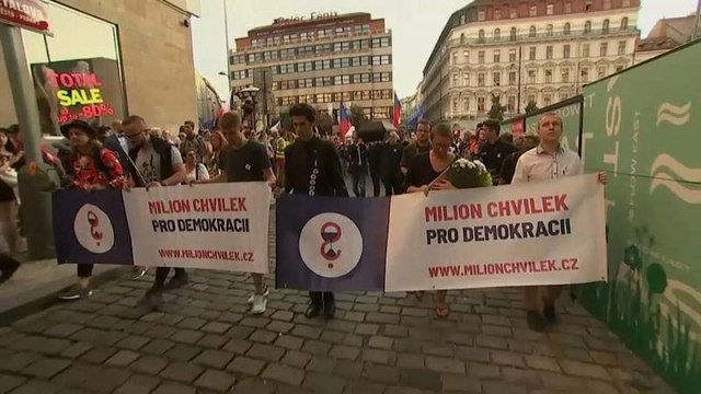 Repubblica Ceca: una marcia di protesta contro il governo nel giorno della Primavera di Praga
