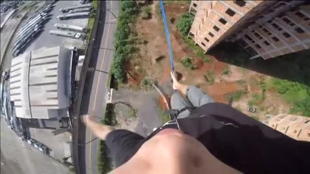 El equilibrismo por los edificios abandonados se convierte en tendencia en Brasil