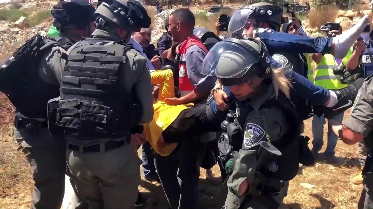 İsrail askerleri Filistinli genci yaka paça gözaltına aldı - RAMALLAH
