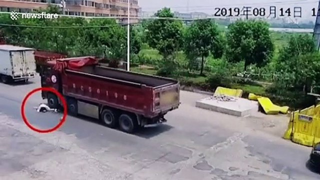 Miracle : ce pilote de scooter évite de se faire écraser par un camion !