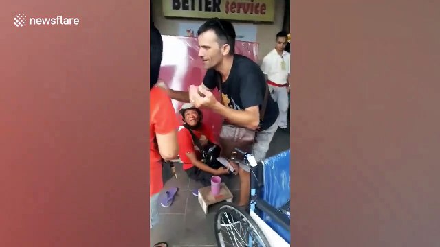 Ce touriste achète un fauteuil roulant à un mendiant handicapé aux Philippines