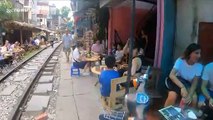 Ce train passe danse la rue entre les maisons et piétons au Vietnam !