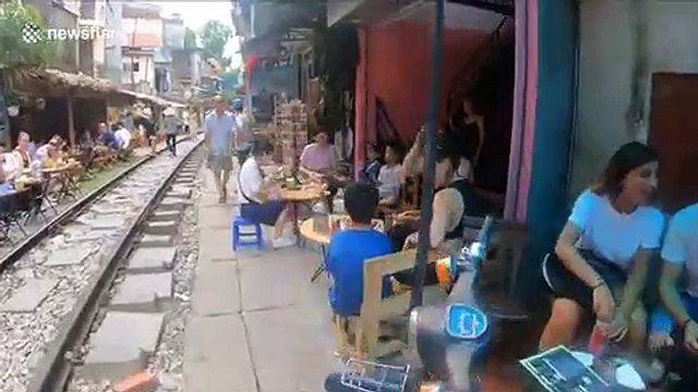 Ce train passe danse la rue entre les maisons et piétons au Vietnam !