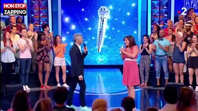 N'oubliez pas les paroles : l'étonnante proposition de Nagui à un choriste pour la maestro Julie (vidéo)