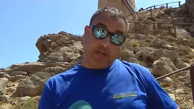 Rescatan a tres adolescentes que se lanzaron desde un acantilado en Mojácar