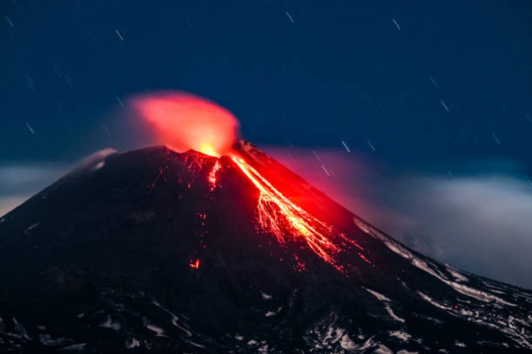 Der Ätna versinkt allmählich im Meer