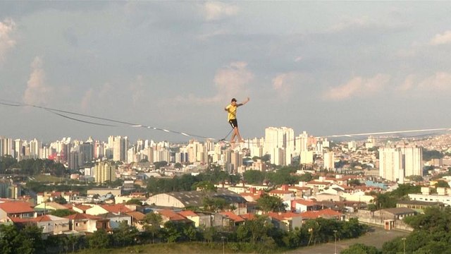 Brezilyalı gençlerin slackline tutkusu: Yerden onlarca metre yükseklikte ip üstünde yürüdüler