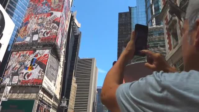 El artista Domingo Zapata pinta el mural más grande de Nueva York