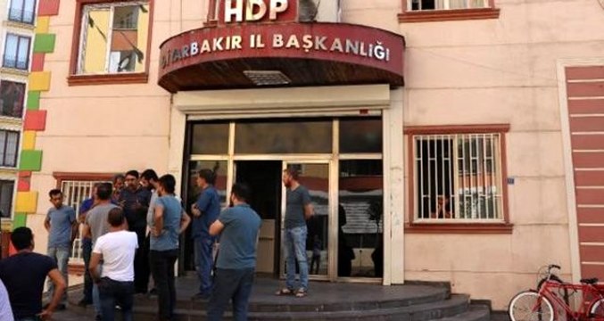 Oğlunun HDP'liler tarafından dağa kaçırıldığını iddia eden anne, oturma eylemi başlattı