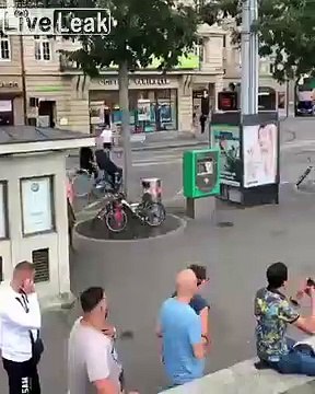 Saut à l'aveugle par-dessus le quai pour plonger dans le fleuve !