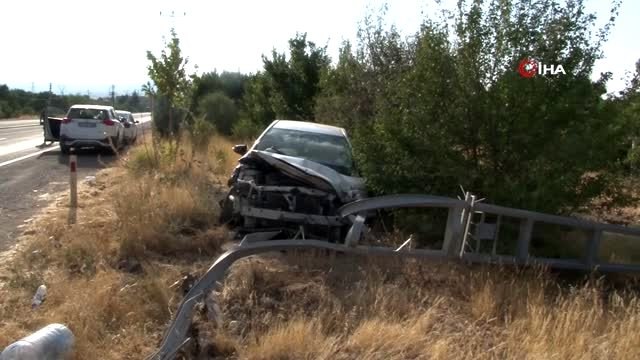 Elazığ'da otomobil direğe çarptı: 1'i çocuk 3 yaralı