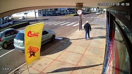 Câmera mostra batida na Avenida Carlos Gomes