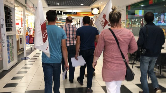 Manche. Des agriculteurs viennent vérifier le prix des produits laitiers dans les grandes surfaces