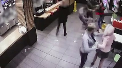 Galler’de bir kadın kendisine güldüklerini iddia ettiği 3 kişiye topuklu ayakkabı ile saldırdı