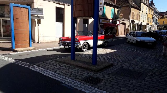 Ford Fairlane 1958 et Corvette 1969 en pause à Digoin
