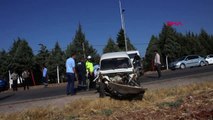 Yolcu minibüsü ile otomobil çarpıştı: 12 yaralı