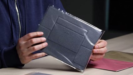 They Call It An Invisible Laptop Stand... 樂