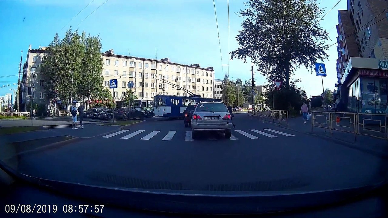 Passer à travers une voiture sur un passage piéton
