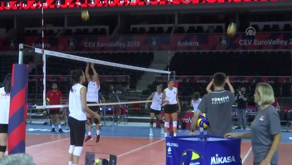Bakan Kasapoğlu'ndan milli voleybolculara moral ziyareti - ANKARA