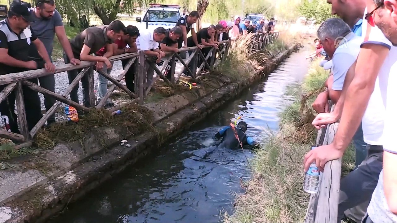 Su kanalına düşen altın bileklik ve telefonu AFAD ekipleri buldu - ERZİNCAN