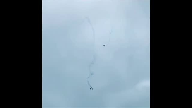 Sale ileso de un choque al no poder abrir su paracaídas en el Reino Unido