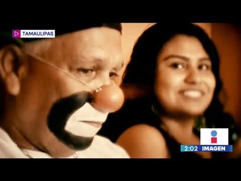 Joven se gradúa y le lleva el diploma a su papá para celebrar con él | Noticias con Yuriria