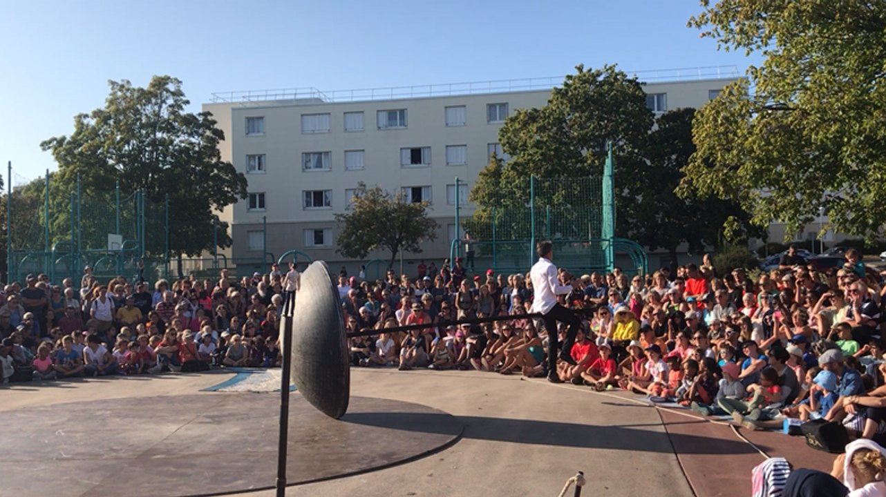 Culbuto, une performance de Vincent Martinez