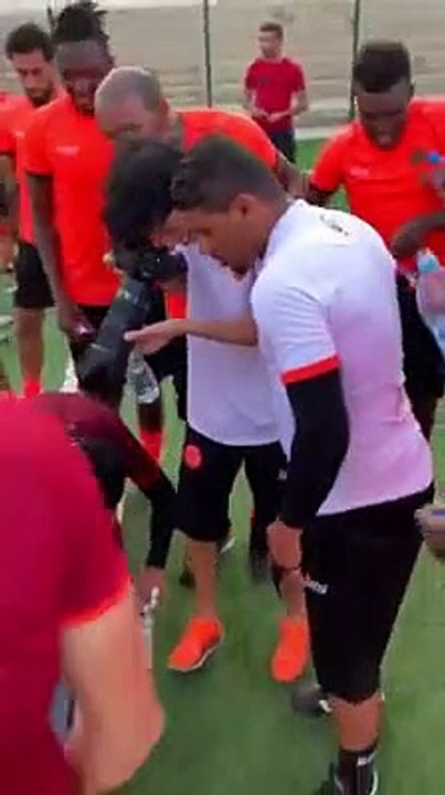 فيديو لاعبو و طاقم نهضة بركان يحتفلون بعيد ميلاد المصور الخاص للفريق نبيل الرمضاني