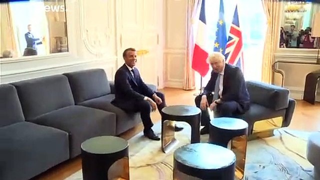 شاهد: جونسون يضع قدمه على طاولة ماكرون في قصر الاليزيه