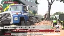 Camión intenta ganarle paso al tren y choca contra barda en Azcapotzalco