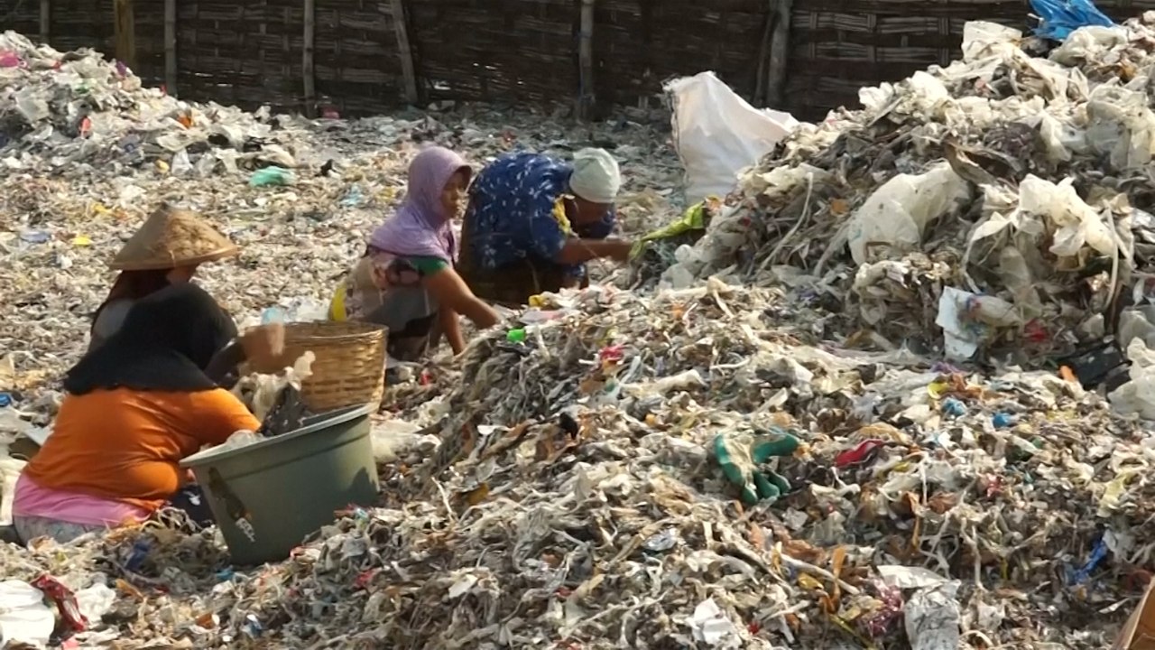 Indonesian farmers earn cash from mountains of foreign trash