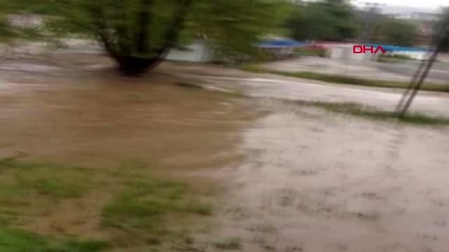 Samsun'da sağanak; Yeşil Dere taştı, yollar göle döndü