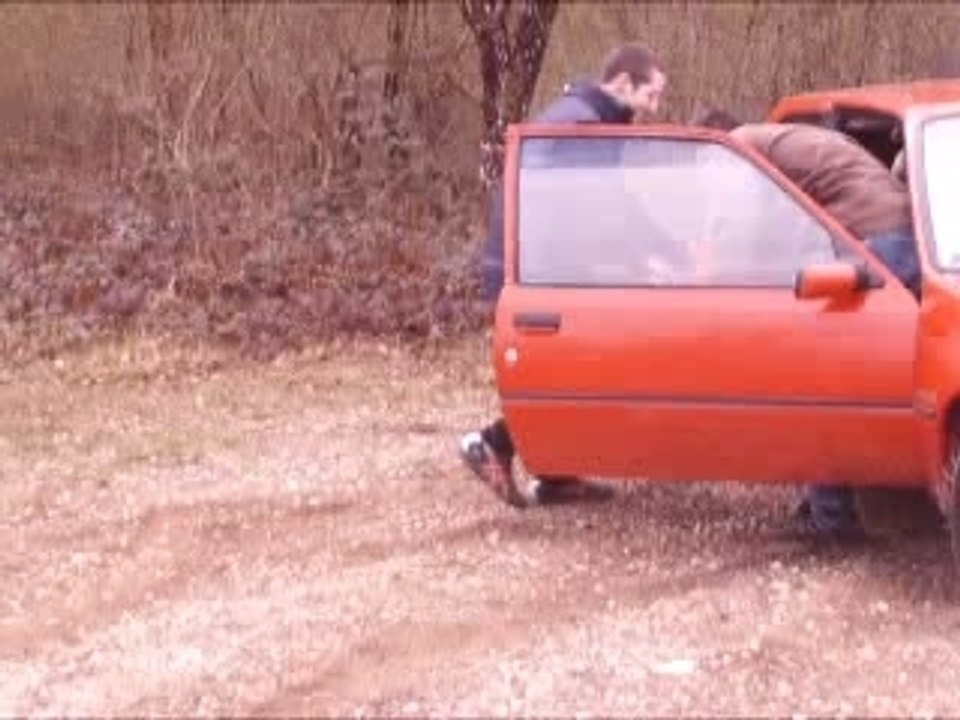 Burn avec la 205 le pneu explose!!