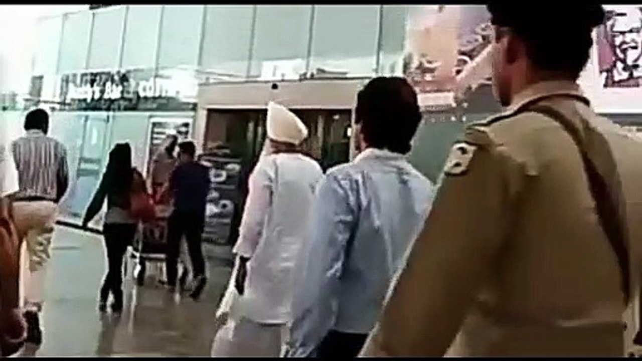 Baba Ji giving darshan to sangat on Airpot बाबा जी एअरपोट पर संगत को दर्शन देते हुए
