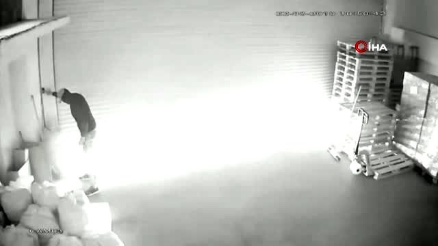 Esenyurt'ta maskeli hırsızlar kuruyemiş deposunu soydu
