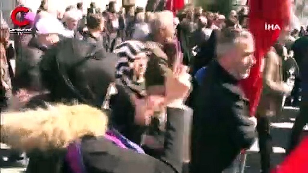 Keçisiyle Taksim'e çıktı, yurttaşların ilgi odağı oldu