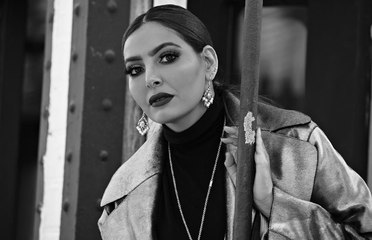 رقص فاطمة الصفي في باريس أمام المارة