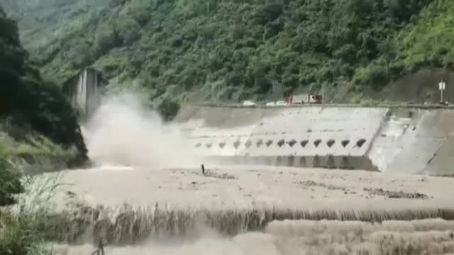 Rescatan a un anciano que se quedó atrapado en plena inundación