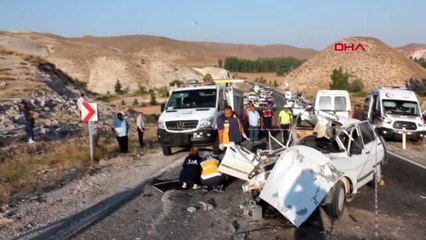 AKSARAY Otomobil TIR'a çarptı Anne ve oğlu öldü, eşi ve 2 çocuğu yaralandı