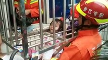 Kafası demir parmaklıklara sıkışan küçük kız böyle kurtarıldı