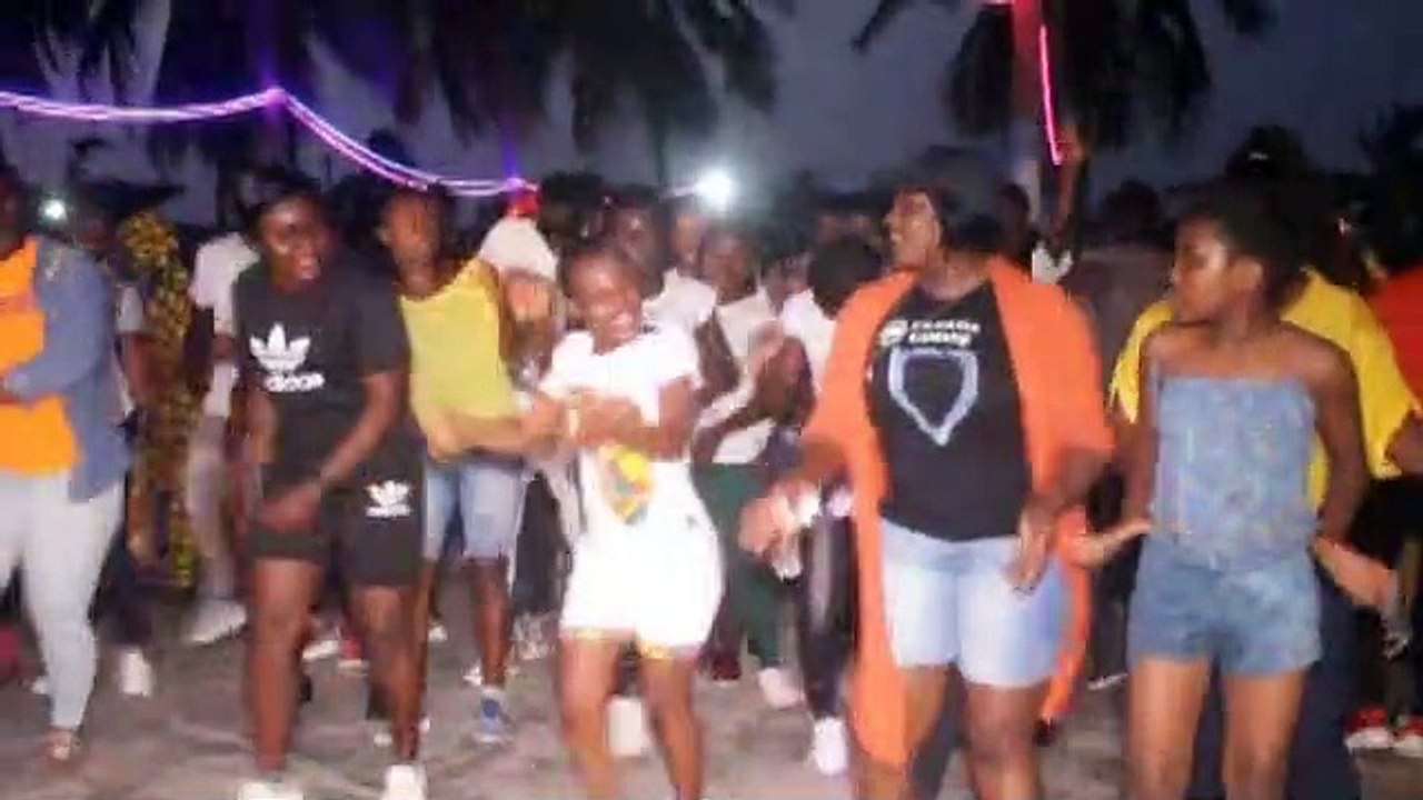 Show de  l'orchestre de Gloire à Royal Beach d'Avépozo dimanche 18 août 2019