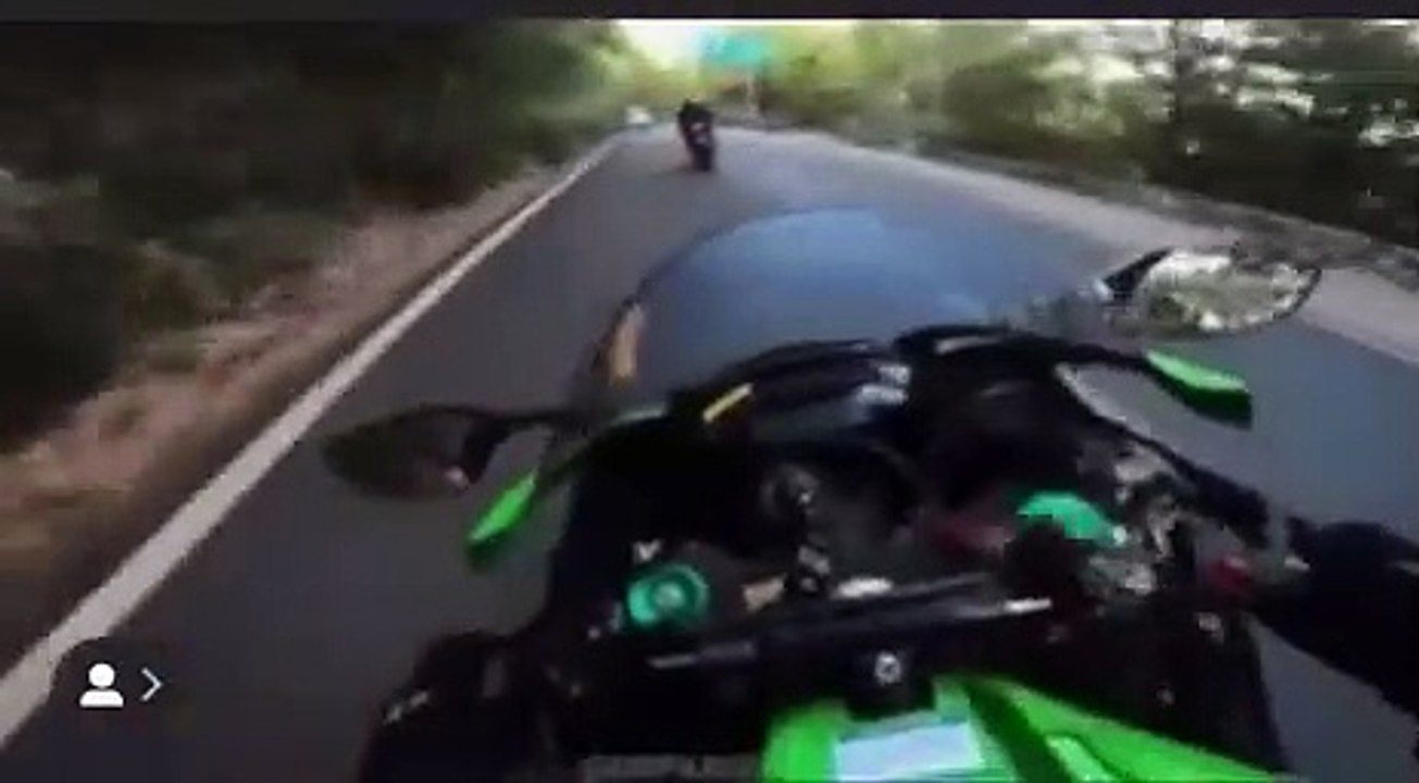 VÍDEO: Salvada doble en moto... alguien se tiene que cambiar de calzoncillos