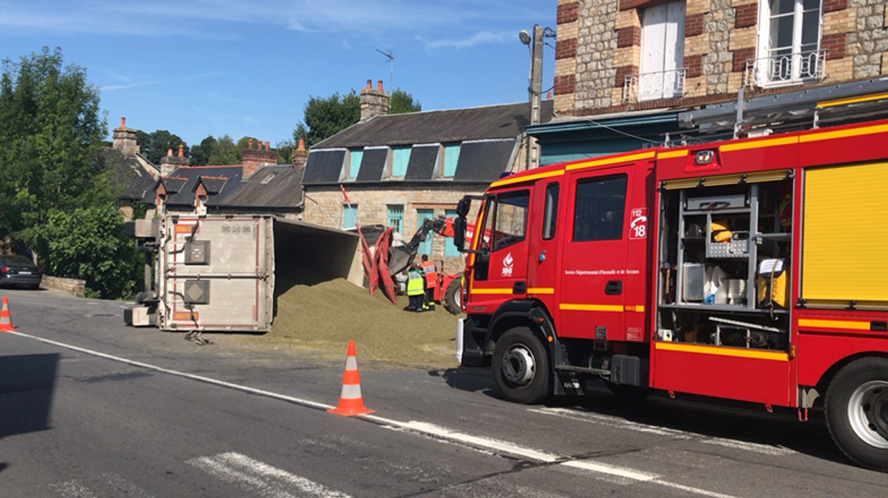 Accident à Domfront : un semi-remorque de 44 tonnes provoque de gros dégâts